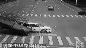 菏泽交警公布交通事故录像(视频截图) 菏泽交警公布交通事故录像(视频截图)
