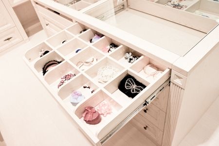 【新浪家居 产品评测】定制衣柜因能充分满足个性要求,已成为现代家居装修的宠儿。定制衣柜最大的优势就是能充分合理地利用有效的空间,因需而变,不断出新。那么,为您专门定制衣柜该注意什么?今天新浪家居产品评测员将向大家介绍一款高端定制衣柜产品联邦高登简欧橡木色转角衣帽间,希望对您的定制设计有参考作用,一起来看看吧。(文/艾鹏) 联邦高登欧式橡木衣帽间