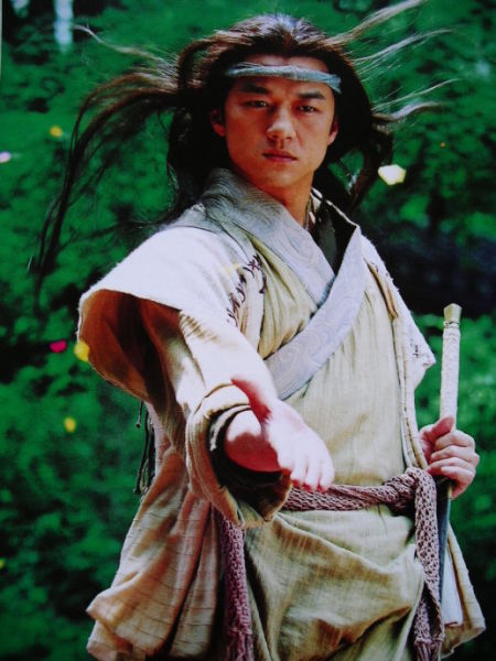 但接连《笑傲江湖》和《射雕》的挫败让李亚鹏的演艺生涯遭遇困境