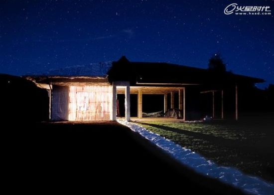 摘要:这是来自米兰理工大学建筑与室内设计课程,学生参与的"resto zero快速建造生态和可持续项目。以塑料袋(类似中国的红白蓝三色编织袋,就是传说中的化肥袋)为基本材料,给城市中的一座未竣工建筑穿上了衣服。
