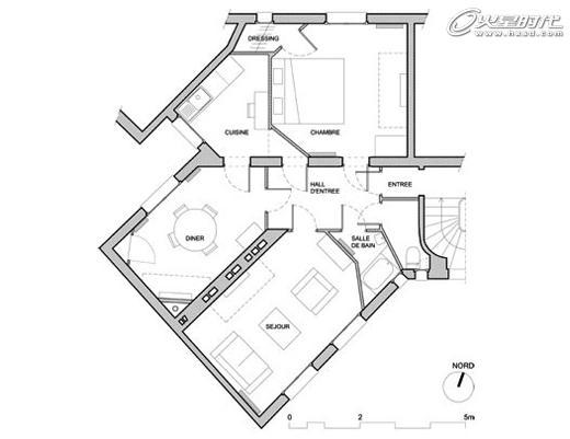 摘要:法国设计工作室H2O Architects最近为一个巴黎的漫画收藏家设计了一个公寓,公寓内部面积为60平方米。房子里有许多白色的圆形的墙壁,墙壁上放有各种类型的漫画书,同时浴室,储存室以及一些家具也隐藏在墙壁中。