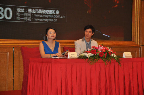王力宏与苏董在台上回答记者提问