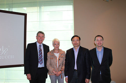 慕思总裁姚吉庆(右二)与出席交流会的多国睡眠专家