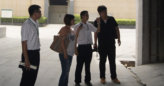 蒙娜丽莎集团生产技术副总经理张松竹（右二）带领评测团实地参观